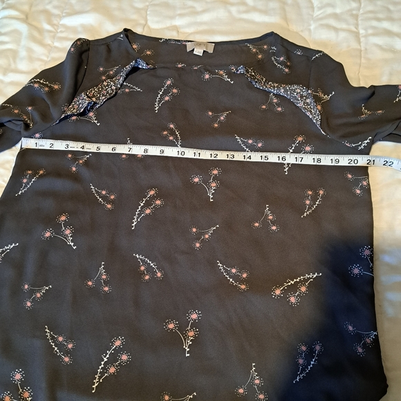 LOFT Outlet charcoal gray and floral blouse. Long Sleeve scoop neck. Size Medium - Picture 11 of 12